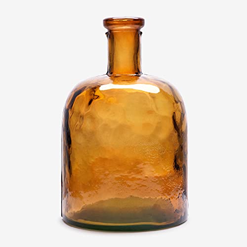 Mittelgroße, bernsteinfarbene Recycling-Glasflasche - handgefertigte Glaskaraffe im mediterranen Stil für die Heimdekoration als Vase oder Gefäß von THE GLASS COMPANY