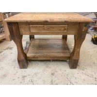 Rustikaler Holztisch/Kleine Kücheninsel von TheMouldingGroup