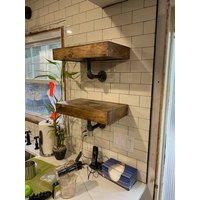 Rustikales Küchenregal Aus Holz Mit Eisenrohrhalterung von TheMouldingGroup