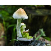Miniatur-Fee-Frosch-Lesebuch Unter Pilz-Tierfiguren-Fee-Gartenbedarf - Und -Zubehör-Terrarium-Figuren von TizzleByTizzle