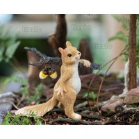 Miniatur-Fee Kleines Eichhörnchen Carry Stick Mit Tannenzapfen Fairy Garden Lieferungen & Zubehör Terrarium Figuren von TizzleByTizzle