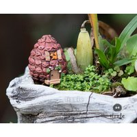 Miniatur Feenhaus Pinecone House Fairy Garden Accessoires ~ Gartenfigur von TizzleByTizzle