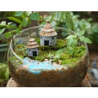 Set Von 2 Stücke Miniatur-Fee Tiny Mixed Size Strohhütte Fairy Garden Lieferungen & Zubehör Terrarium Figuren von TizzleByTizzle