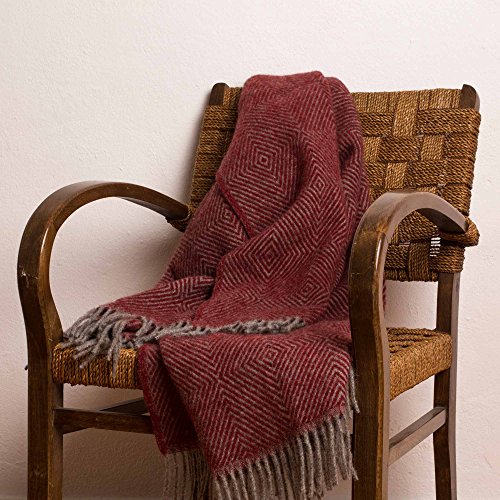 URBANARA 140x220 cm Wolldecke Gotland Rot/Grau — 100% Reine skandinavische Wolle — Ideal als Überwurf, Plaid oder Kuscheldecke für Sofa und Bett — Warme Decke aus Schurwolle mit Fransen von URBANARA