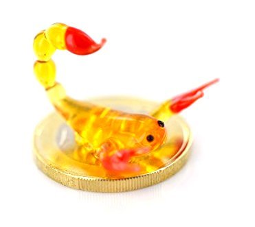 Unbekannt Skorpion Mini gelb rot - Miniatur Figur aus Glas gelber Scorpion mit roten Scheren und rotem Stachel - Glastier Glasfigur Deko Setzkasten Vitrine von Unbekannt
