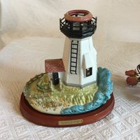 Jahrgang Plymouth Licht Leuchtturm Kerzenhalter Von Partylite. Massachusetts 1769. Keramik Auf Holzbasis von VeryVictorianStudio