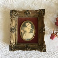 Victorian Duchess Of Devonshire Medallion Bild in Gold Fancy Frame. Ovales Medaillon Maroon Velveteen. Eine Kamee Kreation, Reynolds von VeryVictorianStudio