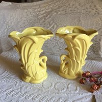 Vintage 1930Er Jahre Mccoy Schwan Vasen. Paar Gelbe Anmutige Feminine Leichtes Crazing Inside One von VeryVictorianStudio