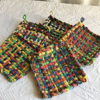 Vintage 5 Multi-Color Hot Pads Hergestellt Mit Einem Metall - Oder Kunststoff-Webstuhl Für Loops. Topflappen Im Old Style, Die Oma Benutzt Hat von VeryVictorianStudio