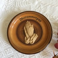 Vintage Betende Hände Teller. Holzplatte Mit Zusammengesetzten Händen. Teller Sagt Oberammergau. Hergestellt in Deutschland. Religiöser Wandbehang von VeryVictorianStudio