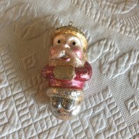 Vintage Santa Clause. Zusammengesetzter Kleiner Königlich Weihnachtsmann, Der Auf Einem Kugelornament Sitzt. Bezaubernder Weihnachtsmann von VeryVictorianStudio