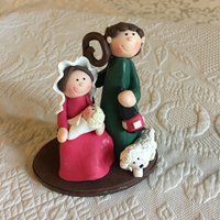 Vintage Ton Krippe Auf Ovalem Sockel. Vielleicht Femo Geformt. Joseph Hält Ein Windlicht, Maria Baby Jesus Und Lamm Zu Füßen von VeryVictorianStudio