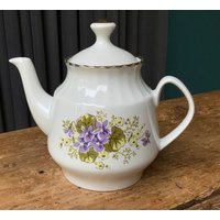 Teekanne Mit Untertasse, Blumenabziehbild, Vintage Rigaer Porzellankanne, Lettland Fabrik Rpr, 70Er Jahre von VintageshopLatvia