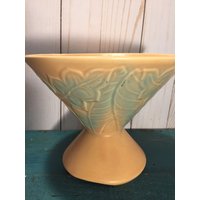 Vintage Ausgestellte Vase, Pfirsich Und Grün, Vase Mit Blättern, Art Deco Stil Usa, Pottery von Wantiquities