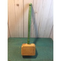 Vintage Holzgriff Kartoffel Masher, Fleisch Tenderizer, Holzhammer, Grüner Griff, Retro Küche von Wantiquities