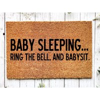 Baby Schlafe Ruhig Oder Babysit | Shower Geschenk Lustige Türmatte Teppich Neue Mama Lustiges Neues von WelcomeIshDoormats