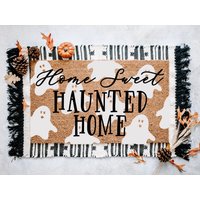 Home Sweet Haunted Türmatte | Halloween Willkommensmatte Spukhaus Fledermäuse Fallfront Veranda Outdoor Bauernhaus Dekor von WelcomeIshDoormats
