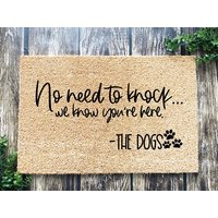 No Need To Knock We Know You're Here - The Dogs, Funny Doormat, Housewarming Gift, Welcome Mat, Door Closing Gift von WelcomeIshDoormats