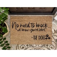 No Need To Knock We Know You're Here -The Dogs, Lustige Türmatte, Geschenk Zur Wohnungsgestaltung, Willkommensmatte, Zum Schließen von WelcomeIshDoormats