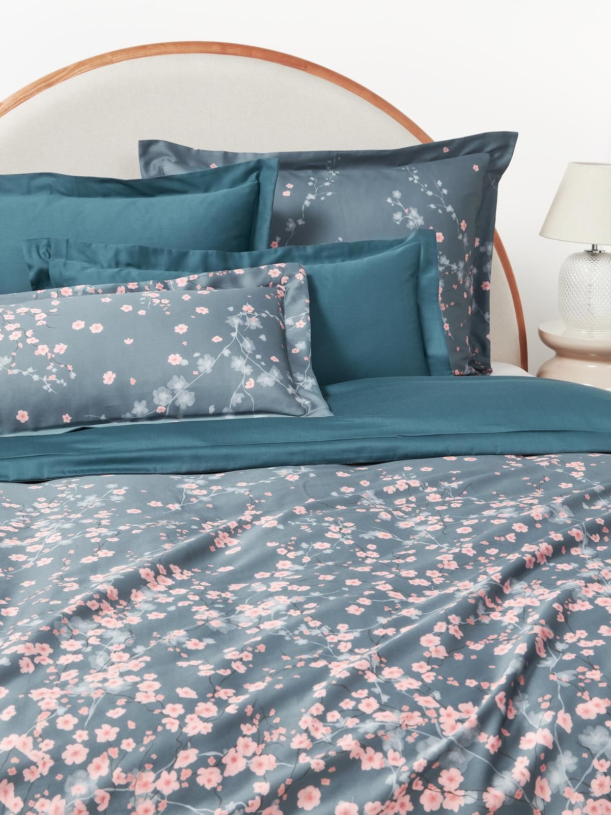 Baumwollsatin-Bettdeckenbezug Sakura mit Blumen-Print von Westwing Collection