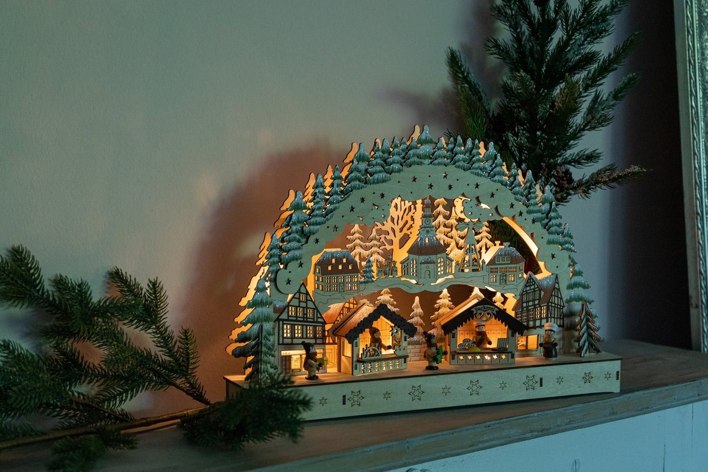 Wohnando Weihnachtsdorf Winterlicher Schwibbogen aus Holz Weihnachtsmarkt mit 12 LED's von Wohnando