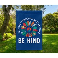 Be Kind Peace Sonnenblumen Garten Flagge, Welt Meter Outdoor Dekor, Freundlichkeit, in Einer Welt, Der Man Alles Sein Kann von WoodridgeCreek