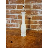 Vintage Milchglas Vase Mit Kamm Und Perlen von WoodsonHouseAntiques