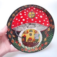 Märchenillustration Auf Einem Keramikteller, Herbst, Handbemalter Illustrierter Roter Fliegenpilz, Pilz von coceramicsstudio