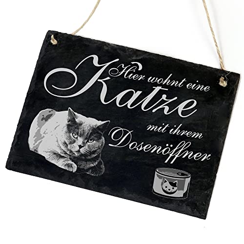 Schiefertafel Katze Deko Schild - Kartäuser - Hier wohnt eine Katze mit ihrem Dosenöffner 22 x 16 cm Katzen Dekoration Zubehör Katzendeko von dekolando