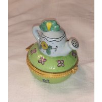 Charmante Miniatur Scharnier Porzellan Trinket Box Figural Gießkanne Mit Rosa Und Blau Veilchen von familyjewelsatlanta