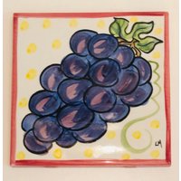 Vintage Dekorative Keramikfliese Purple Grape Cluster Malerei Künstler Signiert Lm 1994 Pardo Tile von familyjewelsatlanta