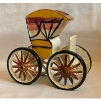 Vintage Kutsche Postkutsche Wagon Antique Car Automobile Keramik Pflanzgefäß Vase Cottage Core Cottagecore Großmutterkern von familyjewelsatlanta