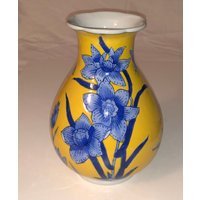 Vintage Oriental Porzellan Vase Lebendige Blau Libellen Schmetterlinge Blumen Gelb/Orange Hintergrund Markiert 3 Chinoiserie She Shed Dekor von familyjewelsatlanta