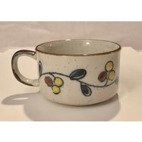 Vintage Steinzeug-Keramik-Suppenbecher, Handbemalte Beeren Und Blätter, Erdtöne, Hippie-Boho-Tasse von familyjewelsatlanta