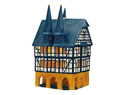 Rathaus in Alsfeld aus Porzellan – Windlicht Lichthaus Miniatur-Modell – B11 x T14 x H21 cm von meindekoartikel