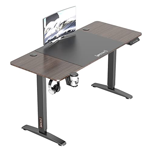 pro.tec Höhenverstellbarer Tisch Salinas 140 x 60 cm elektrisch Schreibtisch mit Memory Funktion Computertisch mit Getränkehalter Kopfhörerhaken Arbeitstisch bis 80 kg Aluminiumgestell Walnuss-Optik von pro.tec
