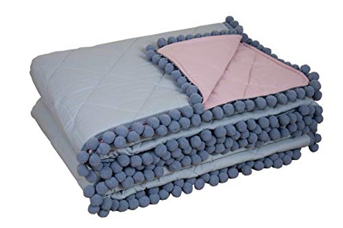 youngDECO® beidseitige Tagesdecke mit Pompons 140x200 für Kinderbett, Zwei Tagedecken in Einer: zart schmutzig rosa und Pastel grau, Baumwolle, hergestellt in der EU von youngDECO