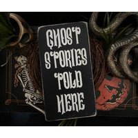 Geistergeschichten Holzschild, Halloween Goth Dekor von 12MonthsofOctoberCo