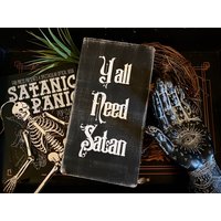 Y'all Need Satan Holzschild, Goth Wanddekoration, Dark Home Art von 12MonthsofOctoberCo