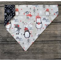 Weihnachten Hund Bandana-Over The Collar - Retro Pinguin Torheit Zuckerstange Winter Schneeflocken von 2PawfectFriends