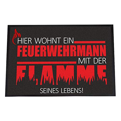 4you Design Fußmatte Feuerwehrmann 40 x 60 cm, Lustiger Spruch Hier wohnt.., Schmutzfangmatte für Freunde, Kollegen, Familie, rutschfeste Matte, Geschenk zu Weihnachten, Geburtstag von 4youDesign