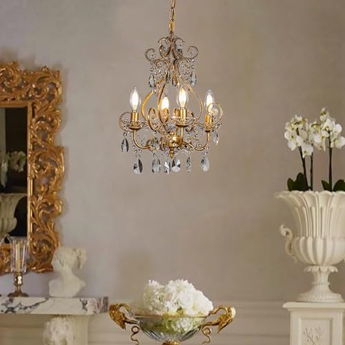 ALOADECOR Vintage Elegance 4-Light Antique Gold Candlestick Chandelier B34cm Small Pendelleuchte mit Kristall Perlen Akzente für Küche Insel Foyer Schlafzimmer ALOADECOR Vintage Elegance 4-Light Antique Gold Candlestick Chandelier B34cm Small Pendelleuchte mit Kristall Perlen Akzente für Küche Insel Foyer Schlafzimmer von ALOADECOR
