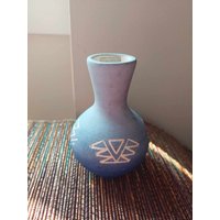 Vintage Hand Geschnitzte Kleine Siox Vase, Signiert von AlkaraDesigns