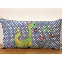 Kinder Kissen Mit Wunsch Namen, Kuschelkissen 30x50cm. Dino, Blau/Weiß von Ammerkind