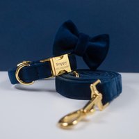 Personalisierte Navy Blau Samt Hundehalsband Blei Bogen Mit Namensschild, Haustier Krawatte Und Hundezubehör Für Hochzeitsgeschenk von AnnaPawCo