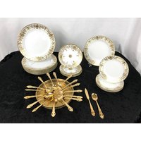 Goldenes Vintage Luncheon-Set Mit Aufwendigen Tellern Golddetails, Verziertem Besteck Und Einem Serviertablett von AntiquesbyDemetria