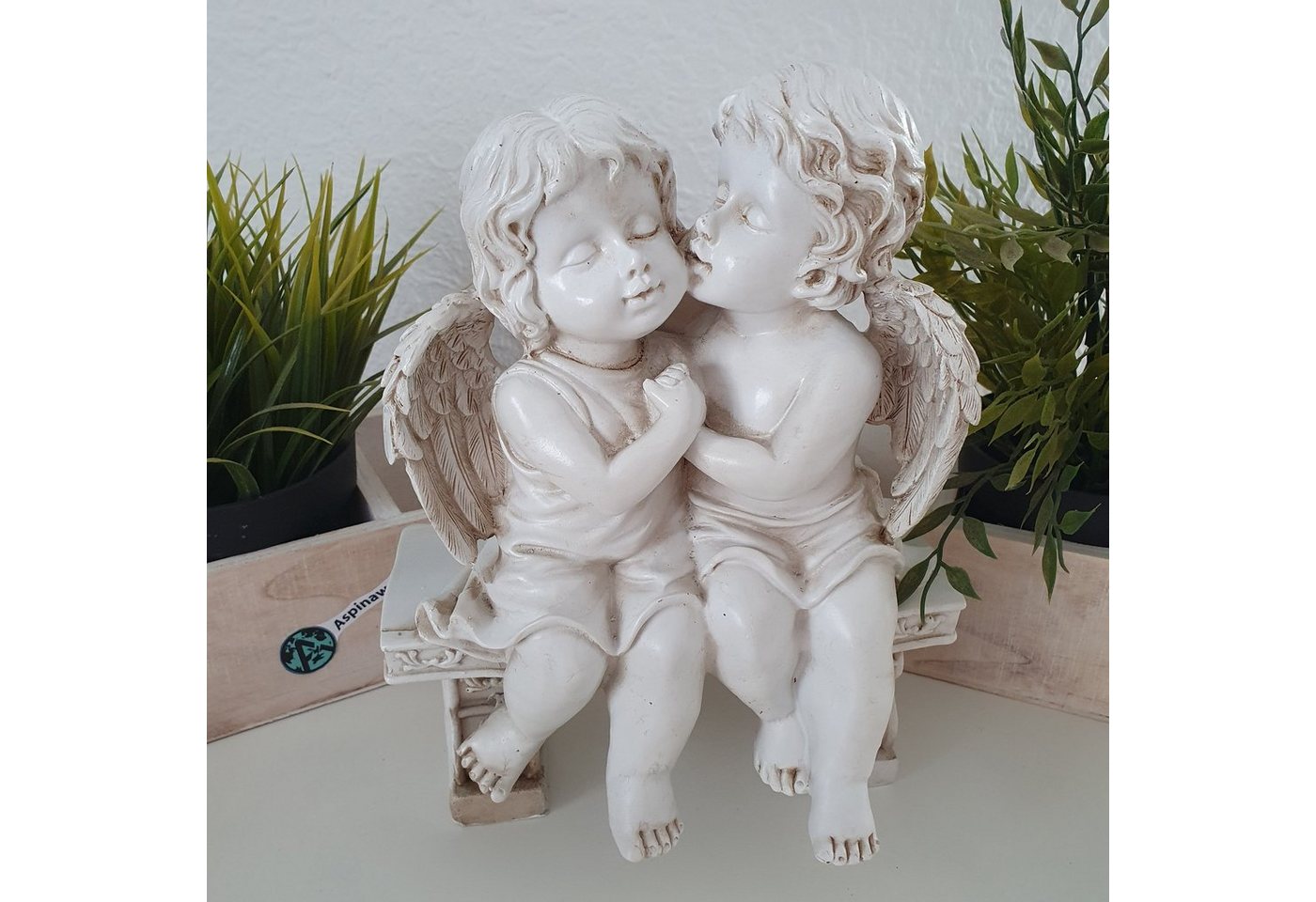 Aspinaworld Engelfigur Engelspaar sitzt auf einer Bank 24 cm von Aspinaworld