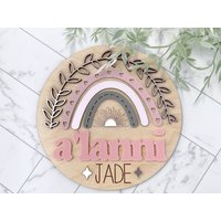 Regenbogen Baby Mädchen Namensschild Holz 3D Namensankündigungsschild Kinderzimmer Neugeborenen Foto Prop Krankenhaus Plakette Größen 5.5 & 11.5 von BabySquishyCheeks