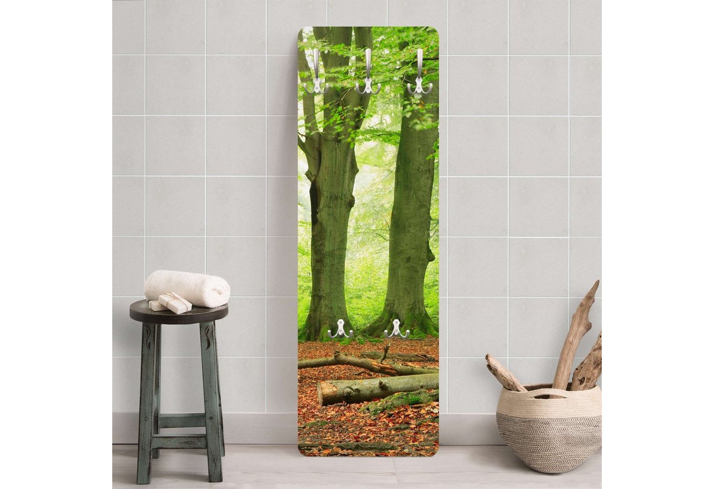 Bilderdepot24 Garderobenpaneel grün 3D-Optik Bäume Wald Natur Mighty Beech Trees Design (ausgefallenes Flur Wandpaneel mit Garderobenhaken Kleiderhaken hängend), moderne Wandgarderobe - Flurgarderobe im schmalen Hakenpaneel Design von Bilderdepot24