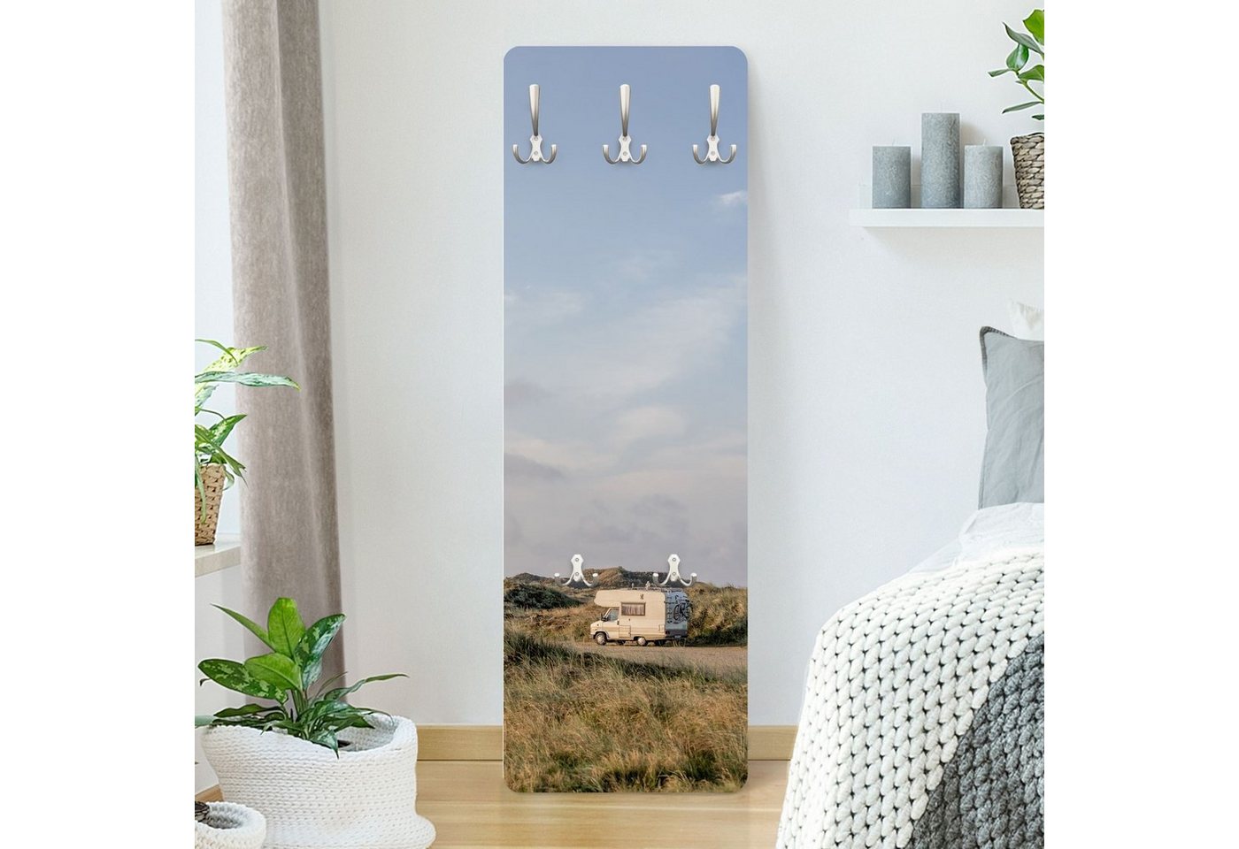 Bilderdepot24 Garderobenpaneel grün Natur Strand Meer Caravan im Sonnenschein Design (ausgefallenes Flur Wandpaneel mit Garderobenhaken Kleiderhaken hängend), moderne Wandgarderobe - Flurgarderobe im schmalen Hakenpaneel Design von Bilderdepot24